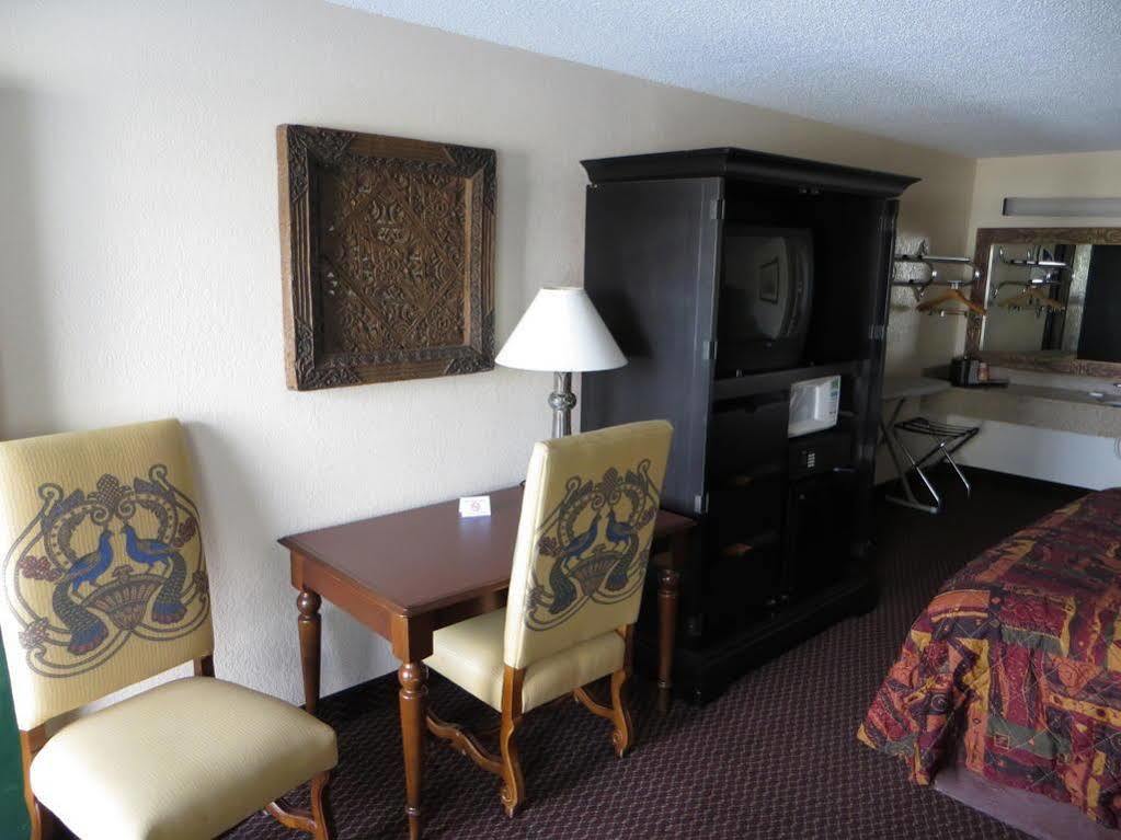 Motel Super 8 By Wyndham Foley Extérieur photo